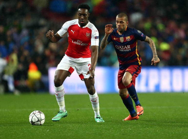 Alves persigue a Welbeck