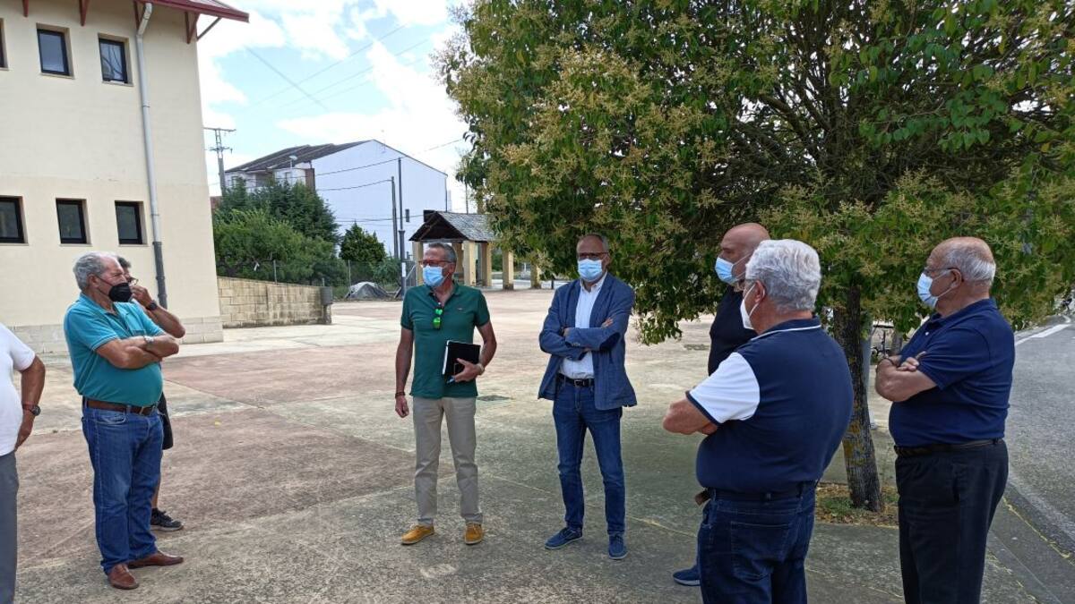 Los vecinos de Dehesas piden al alcalde mejoras en el suministro del agua y el alcantarillado