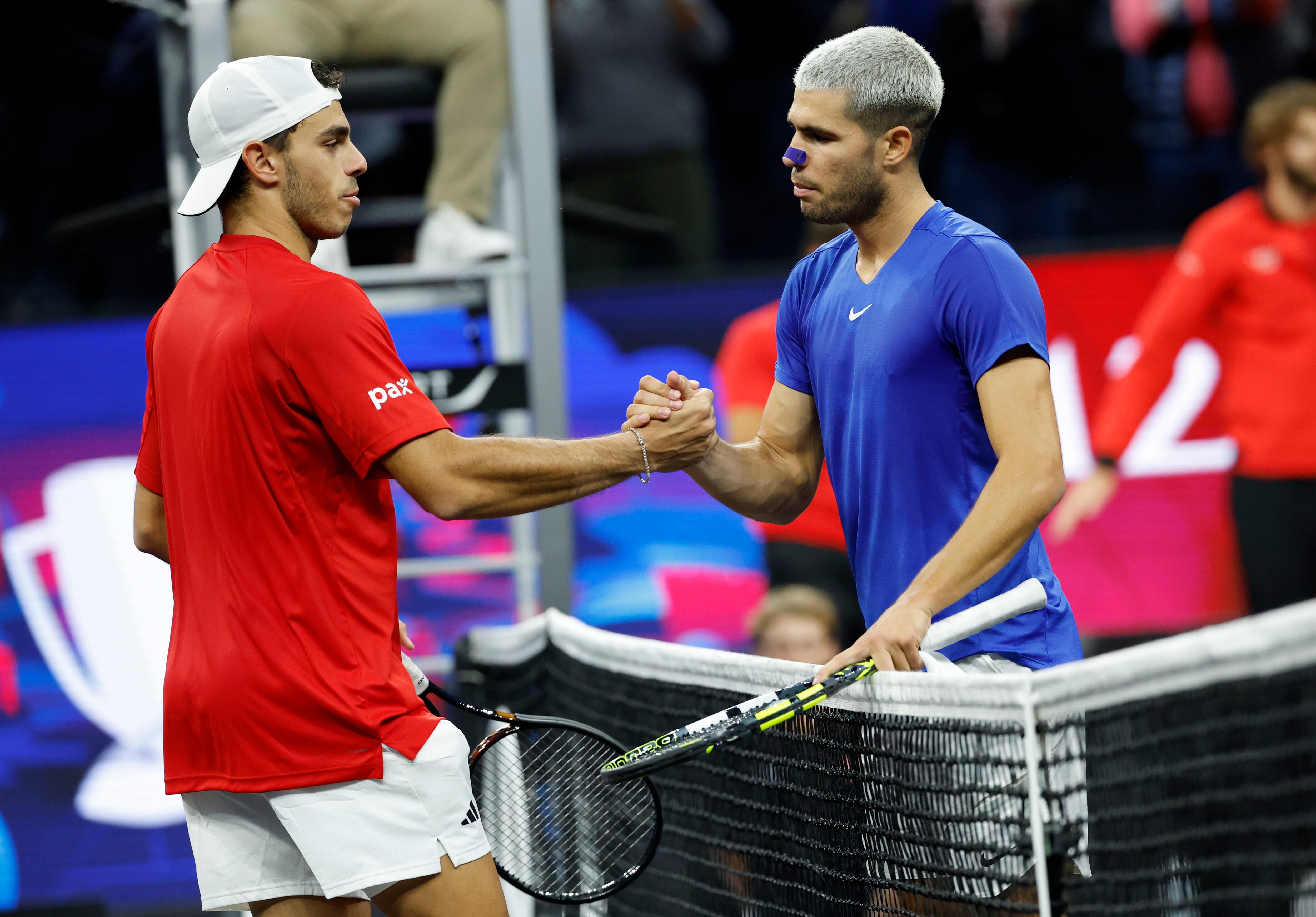 Carlos Alcaraz se saluda con Cerúndolo