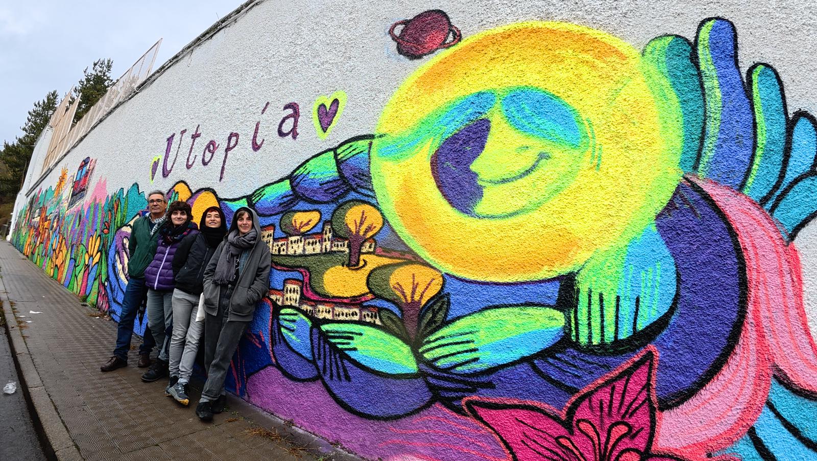 El mural presenta un estilo optimista y colorido, manteniendo el toque personal de cada una de las tres muralistas