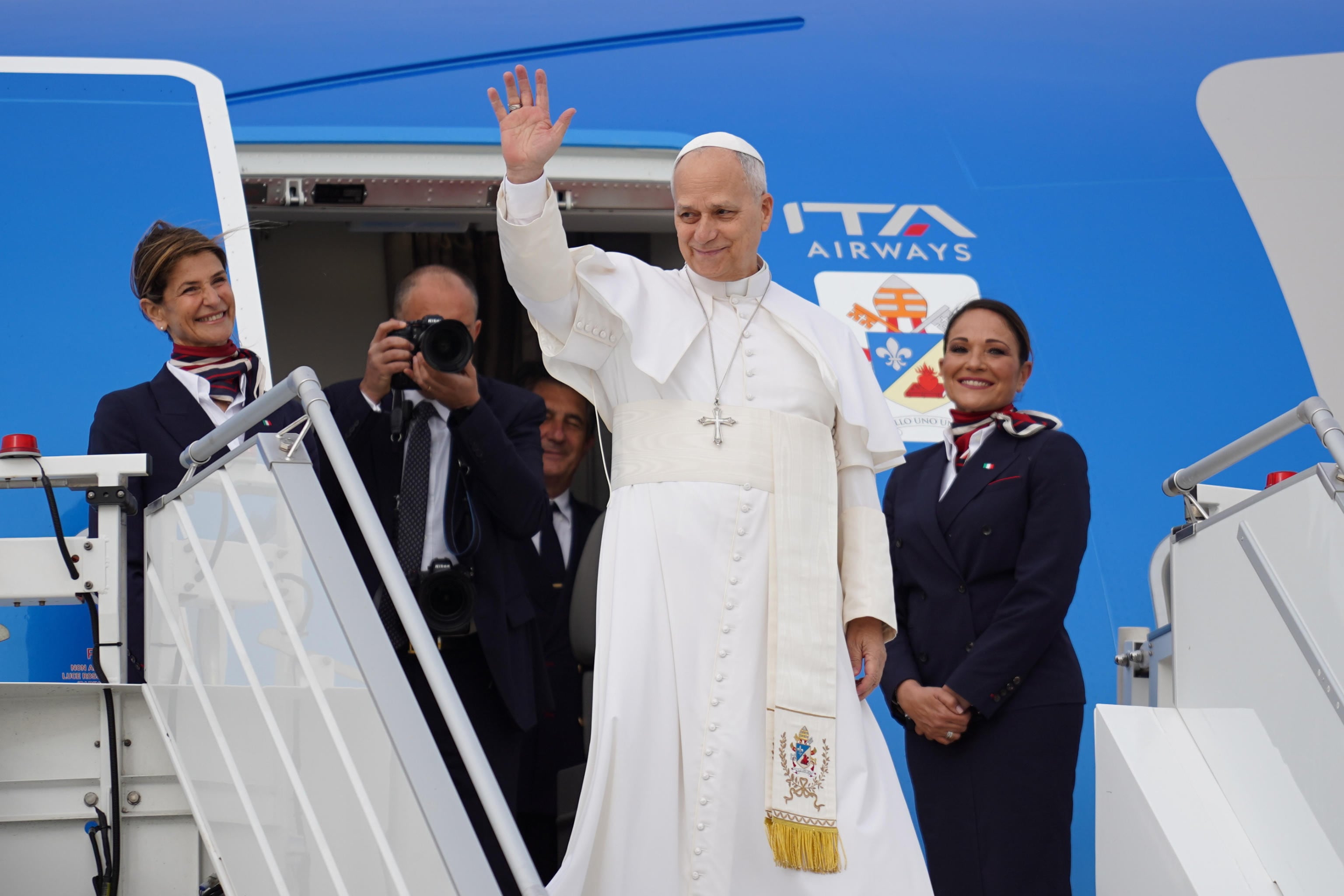 El papa León XIV, a bordo del vuelo papa a Argelia. EFE/EPA/TELENEWS
