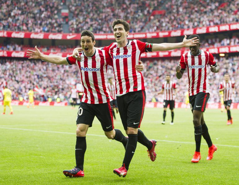 BILBAO, SPAIN - MAY 23: Andoni Iraola of Athletic Club celebrates with his teammate Aritz Aduriz of Athletic Club after scoring his team&#039;s second goal during the La Liga match between Athletic Club Bilbao and Villarreal at San Mames Stadium on May 23, 2015 in Bilbao, Spain. (Photo by Juan Manuel Serrano Arce/Getty Images)