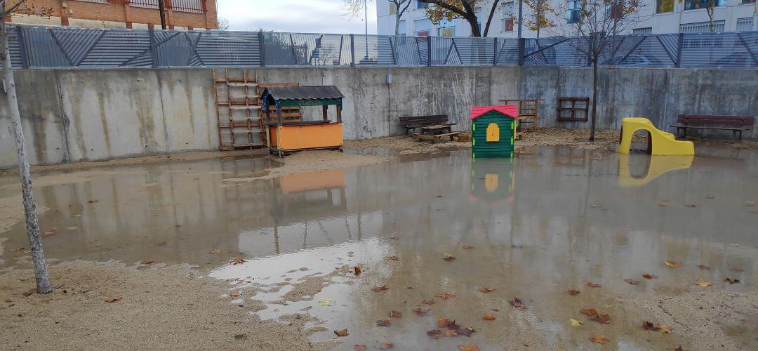 Las lluvias provocan graves inundaciones en el patio de la escuela leganense