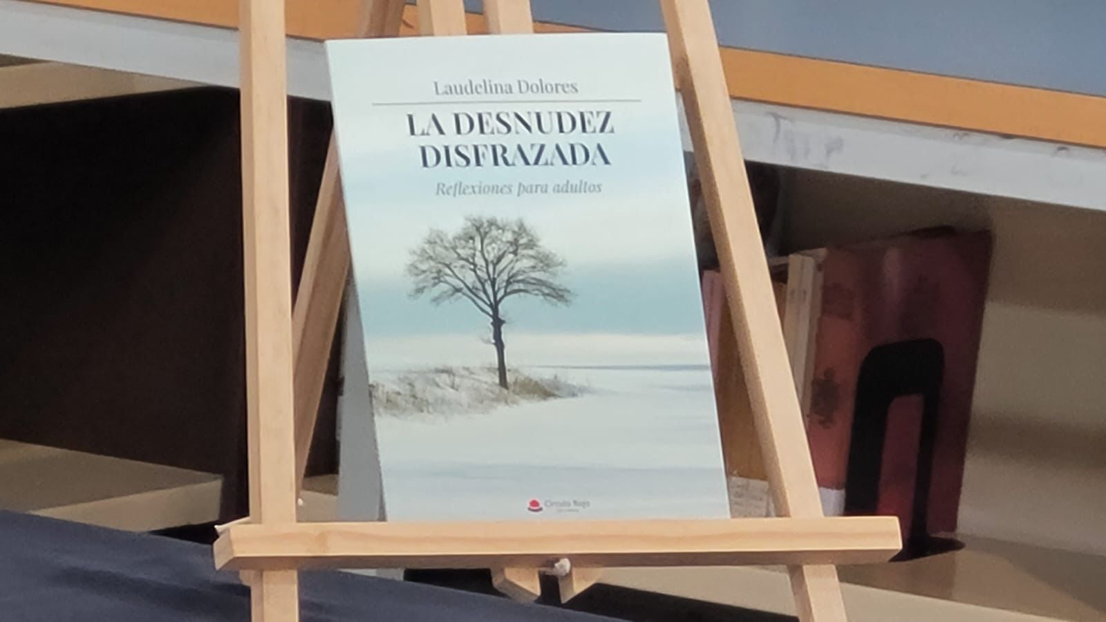 Portada del libro &quot;La desnudez disfrazada&quot;