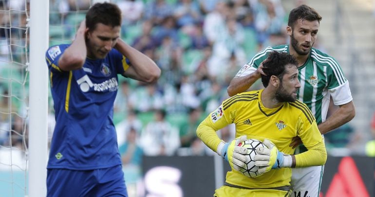 El equipo azulón desciende a Segunda División tras caer derrotado en Sevilla ante el Betis y que el Sporting consiguiese la victoria.