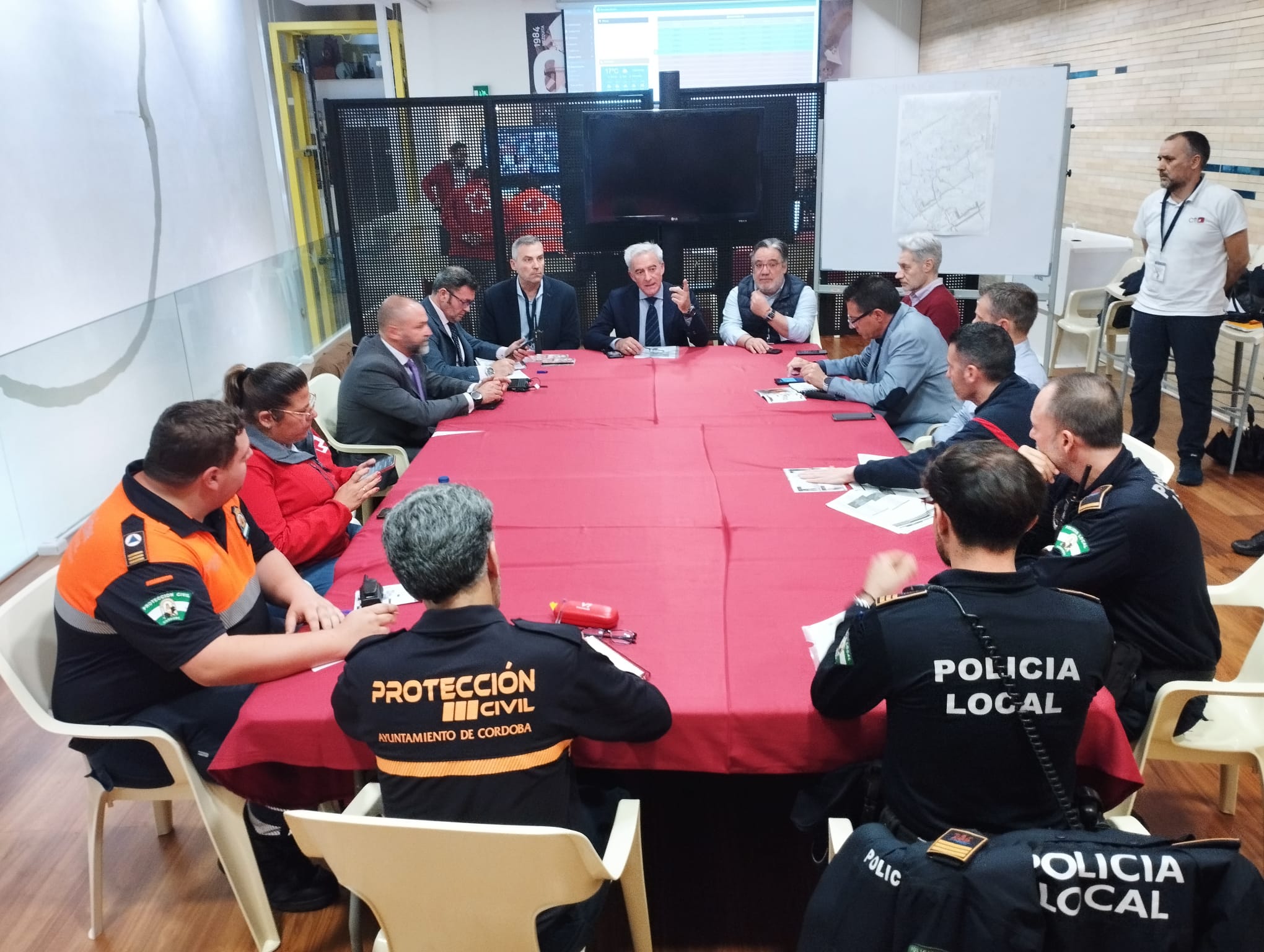 Reunión del CECOP en el CRV, previa a la entrada de la primera hermandad en Carrera Oficial en Córdoba.