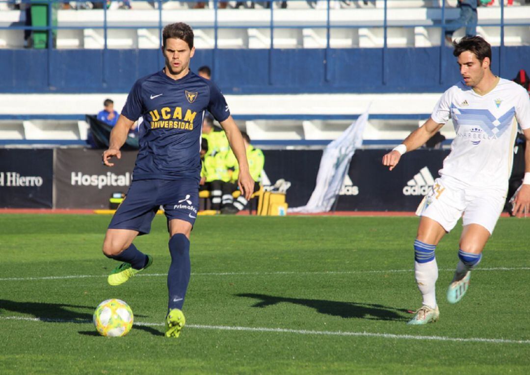 Hugo Álvarez con el balón