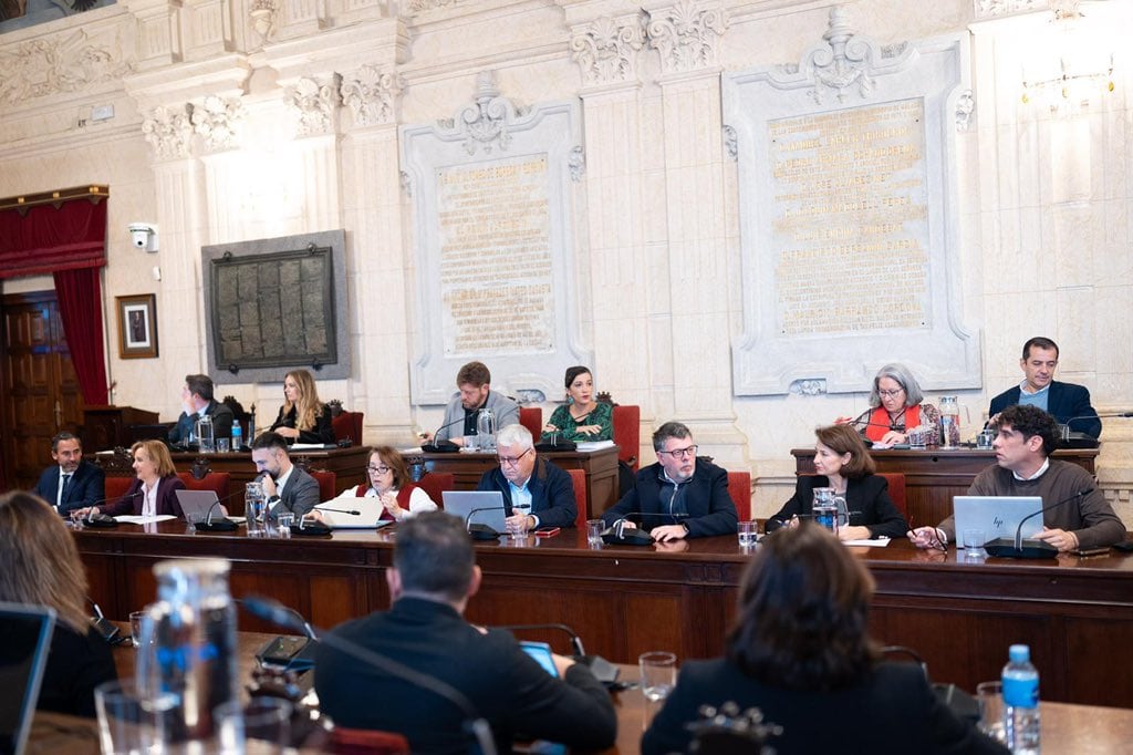 Bancadas de la oposición municipal en el ayuntamiento de Málaga, donde se encuentran los ediles del PSOE, Con Málaga y Vox, durante el pleno extraordinario sobre presupuestos (Ayuntamiento de Málaga).