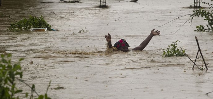 Una mujer en una calle completamente inundada en Puerto Príncipe