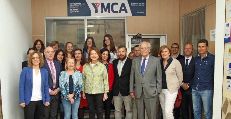 La consejera de Bienestar Social, Aurelia Sánchez junto a trabajadores de YMCA y otras personalidades que han asisitido al acto