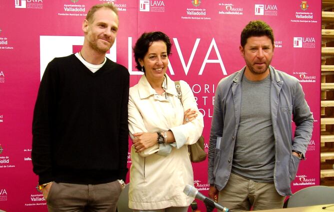 Jorge Otero y Javier Sival, de Be Cool Producciones, con la concejala de Cultura, Comercio y Turismo, Mercedes Cantalapiedra, en las instalaciones del LAVA