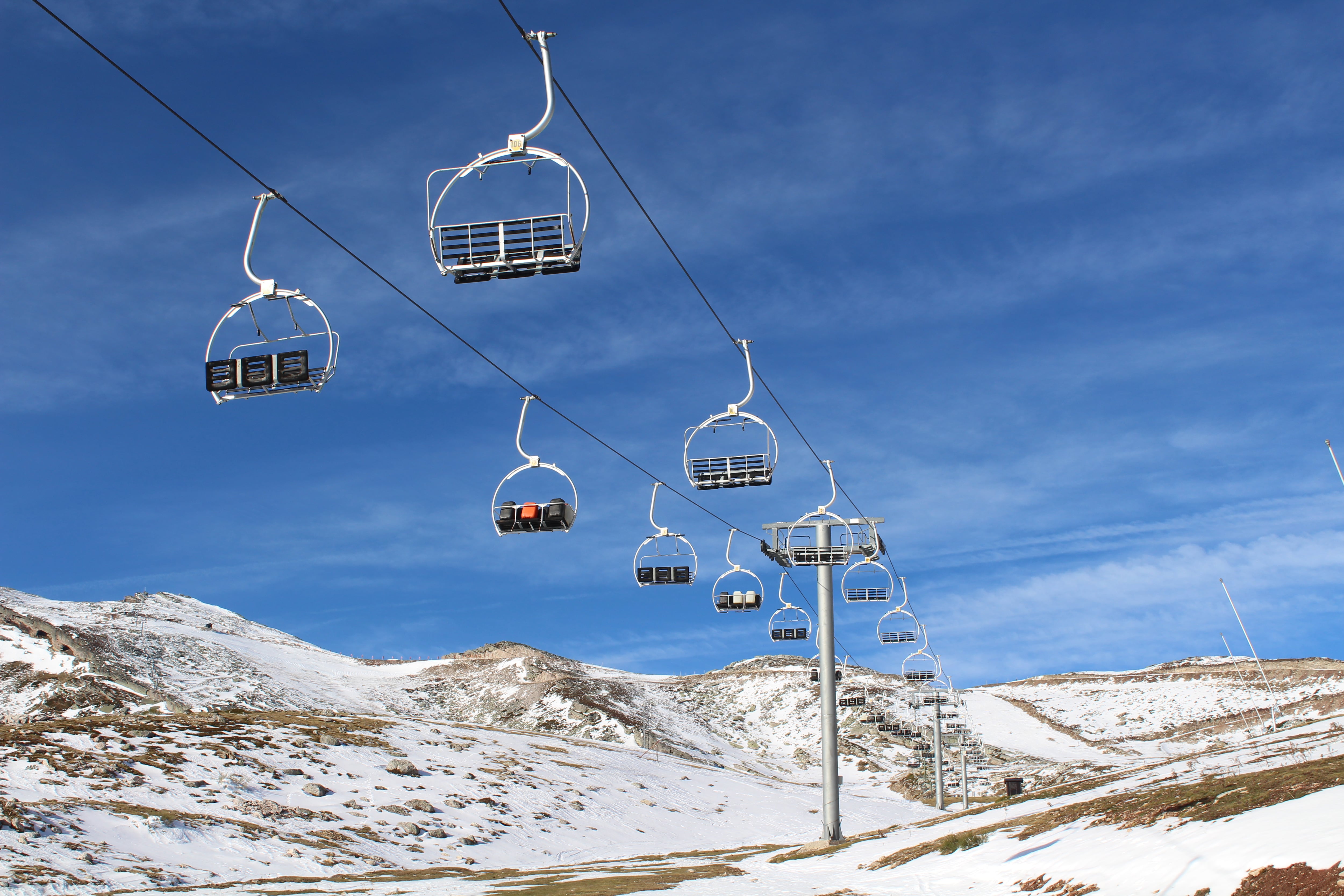 Telesillas Alto Campoo con poca nieve.