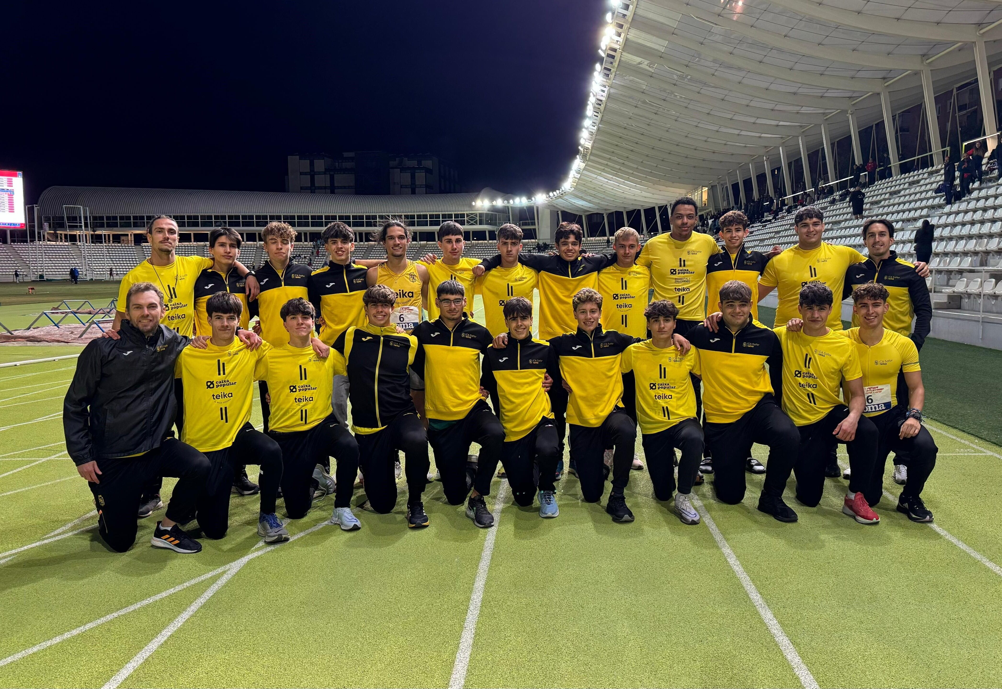 Atletas con el entrenador David Melo el sábado en Madrid