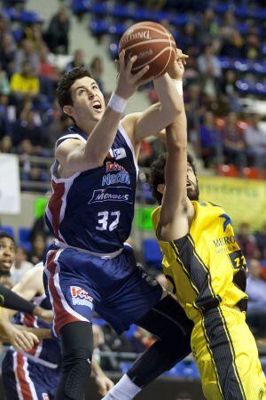 El escolta estadounidense del Rio Natura, Angelo Dominik Caloiaro (i), disputa un balón ante el jugador del Iberostar Tenerife, Javier Beirán