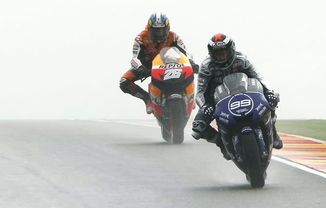 Los pilotos españoles de MotoGP, Jorge Lorenzo (Yamaha) y Dani Pedrosa (Honda), durante la segunda sesión de entrenamientos libres disputados en el Circuito Motorland de Alcañiz.