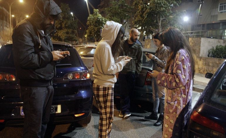 Un grupo de personas en la calle esta madrugada tras el terremoto de 6.3 grados registrado hoy en el Mar de Alborán que se ha percibido con mayor intensidad en Melilla