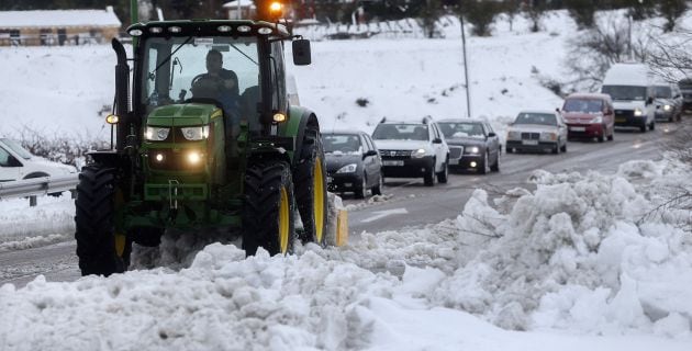 Un tractor circula en una carretera de la zona de Requena durante el temporal