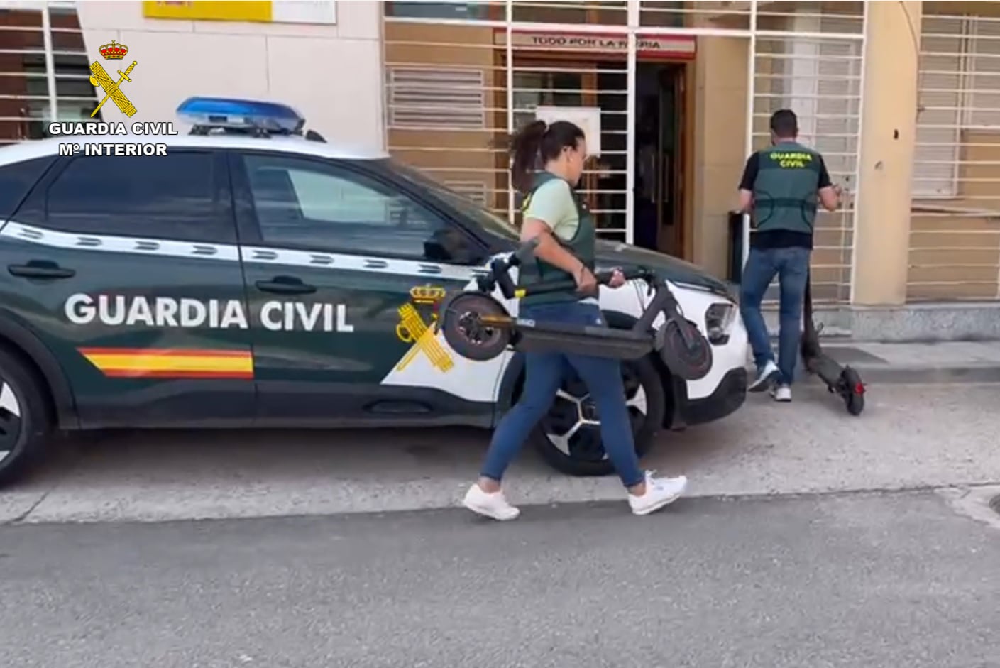 Agentes de la Guardia Civil con alguno de los efectos recuperados/Foto G. Civil GU