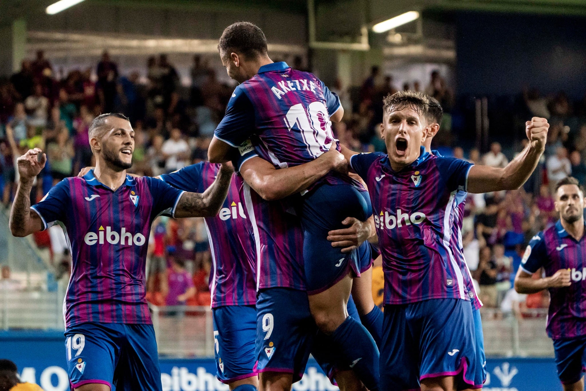 Los jugadores del Eibar celebran el gol ante la Ponferradina