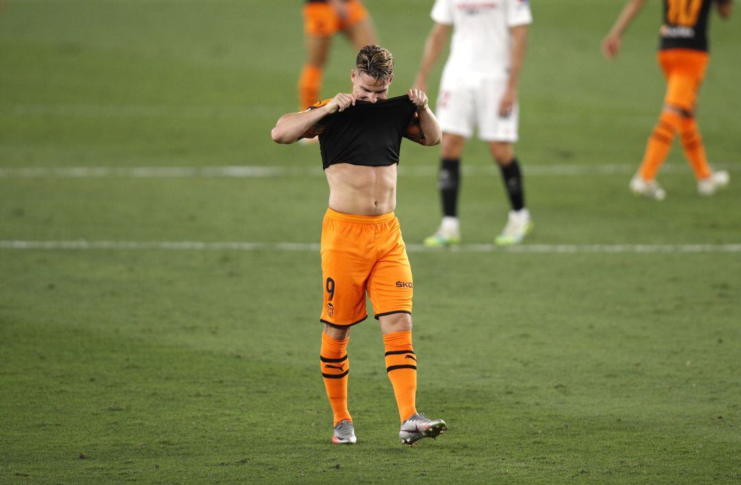 SEVILLE, SPAIN - JULY 19: Kevin Gameiro of Valencia CF reacts during the Liga match between Sevilla FC and Valencia CF at Estadio Ramon Sanchez Pizjuan on July 19, 2020 in Seville, Spain. Football Stadiums around Europe remain empty due to the Coronavirus Pandemic as Government social distancing laws prohibit fans inside venues resulting in all fixtures being played behind closed doors. (Photo by Fran Santiago, Getty Images)