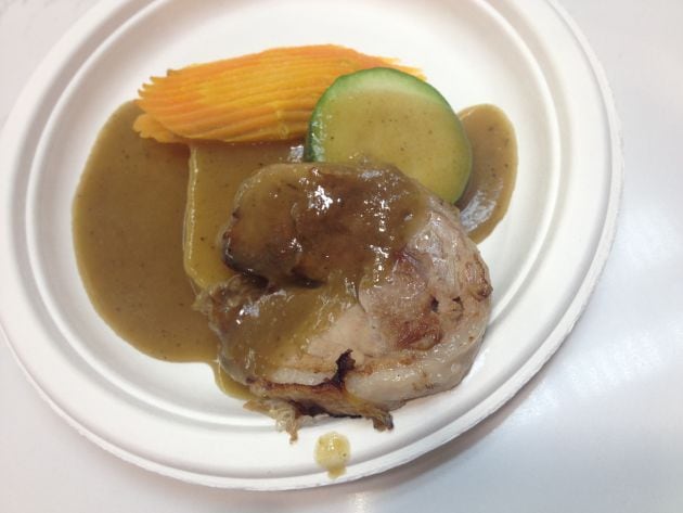 El cordero al horno con calabacín, patata y zanahoria es uno de los platos habituales del menú del comedor del colegio St. Paul&#039;s School de Barcelona. ¡Todo ecológico!