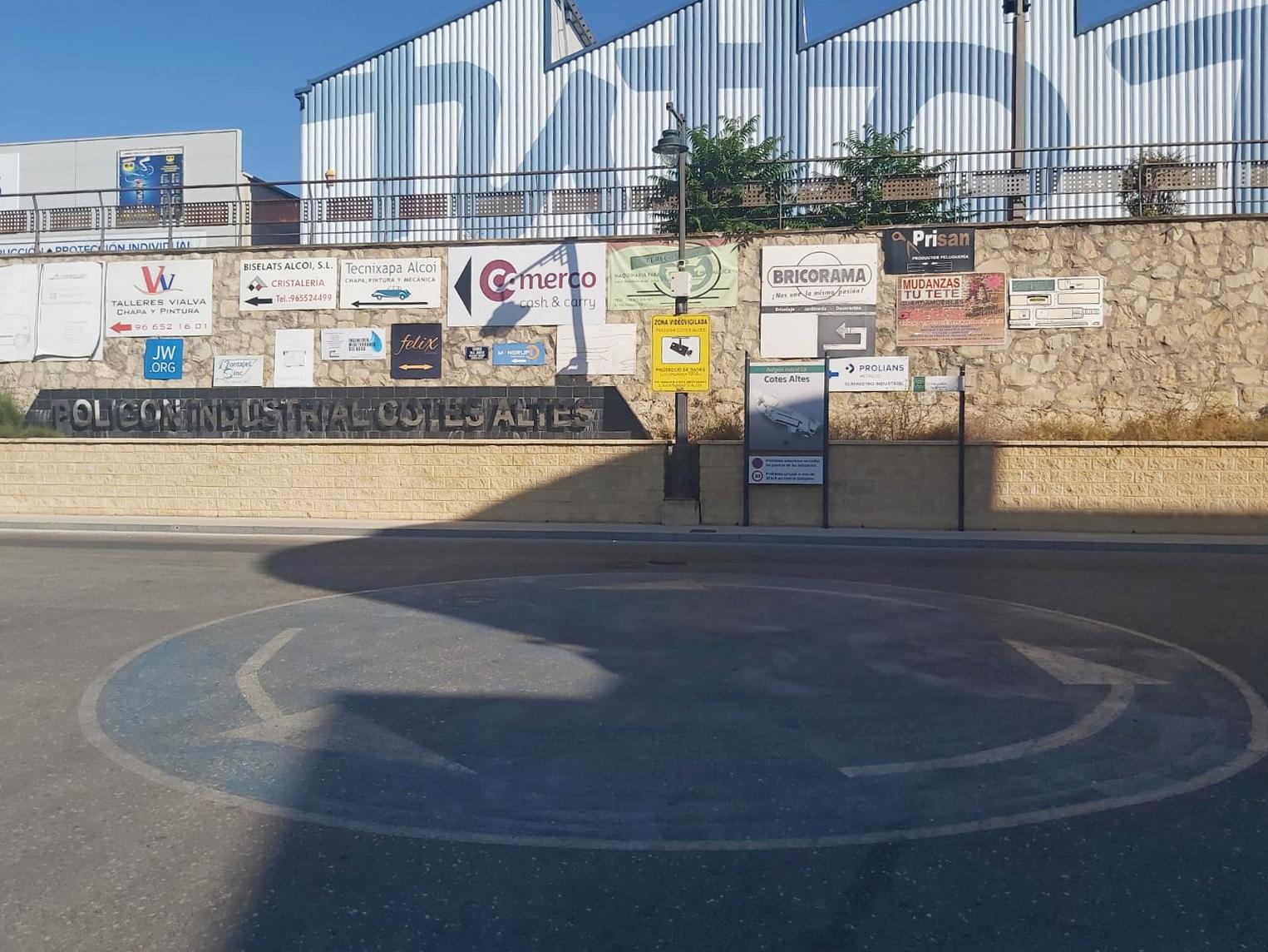 Una imagen de archivo del acceso al polígono Cotes Altes de Alcoy donde ya hay instalada una cámara de control del tráfico.