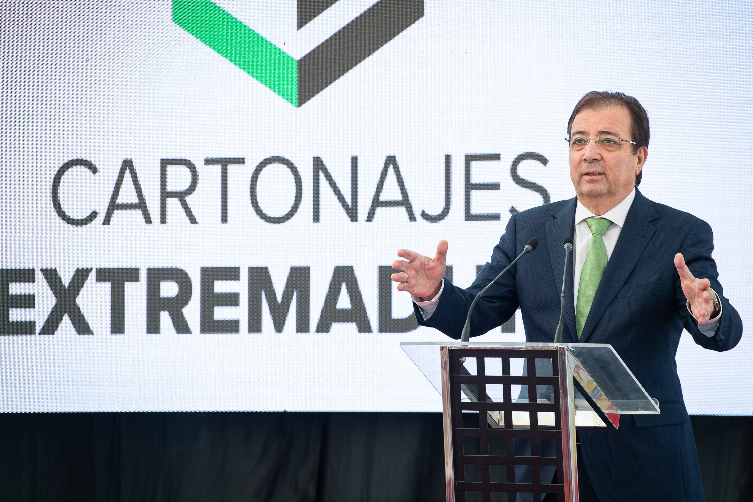 El presidente de la Junta de Extremadura durante la puesta de la primera piedra de la industria de cartones de Navalmoral de la Mata