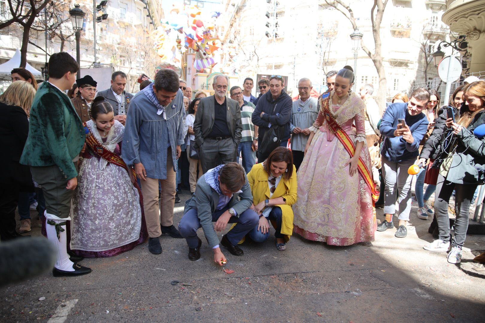 José Luis Martínez Almeida, junto a María José Catalá y Carlos Mazón, tirando petardos en las Fallas de València de 2023