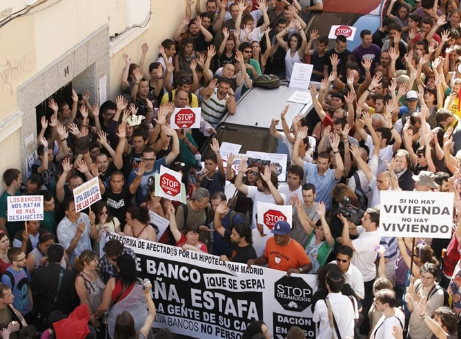 Integrantes de asociaciones vecinales y el Movimiento 15-M, durante la concentración para evitar el desahucio de Anwar el pasado año (EFE)