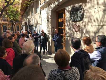 Uno de los lugares que se ha visitado ha sido la placa conmemorativa del lugar donde vivió Emilio Castelar en Elda