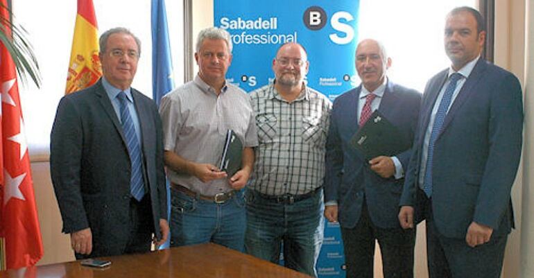 Firma del acuerdo entre Ayuntamiento y el Banco Sabadell