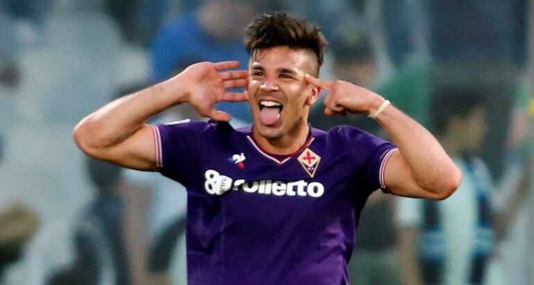 Giovanni Simeone celebra el tercer gol de la Fiorentina frente al Napoles.