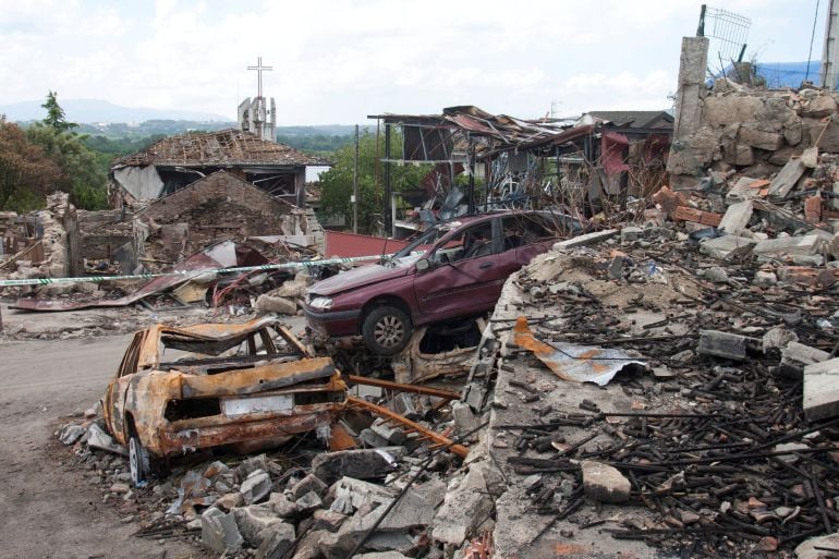 Zona cero de la explosión de un taller clandestino de pirotecnia que el miércoles destruyó una aldea en Paramos, en el Ayuntamiento de Tui. 