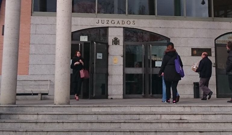 Visto para sentencia el jucio contra un preferentista de Leganés acusado de una supuesta agresión a un policía en una concentración.