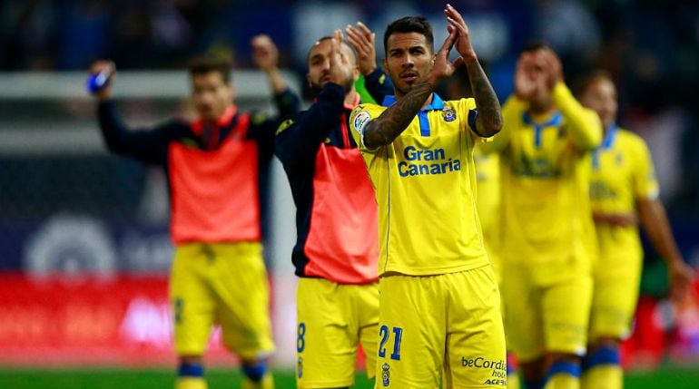 Jonathan Viera aplaude a la afición de Las Palmas