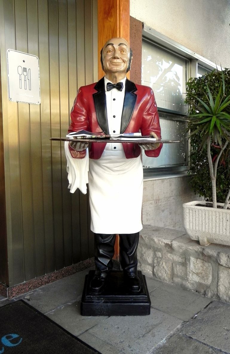 Muñeco que recibia a los clientes en la puerta del restaurante