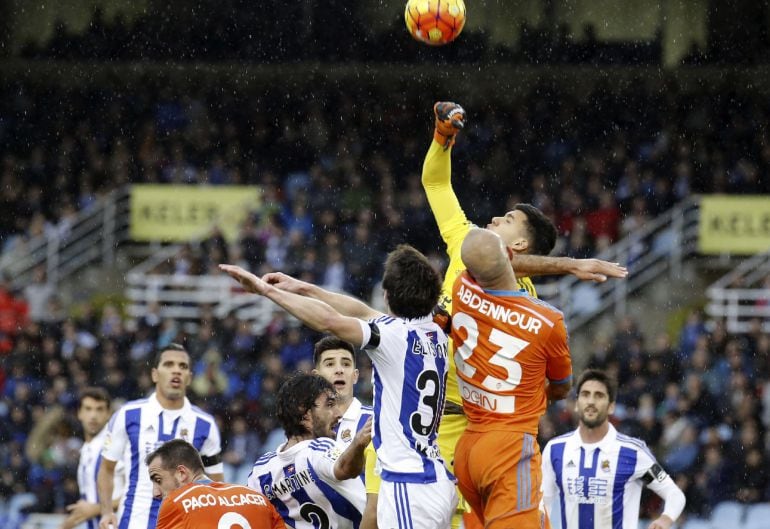 Rulli despeja ante la oposición de Abdennour.