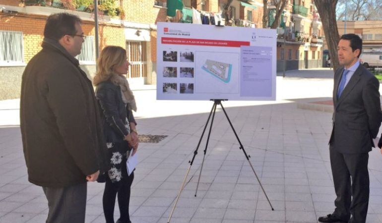 El alcalde de Leganés, Santiago Llorente, y la directora de Administración Local, Miriam Rabaneda, durante su visita a las obras de San Nicasio