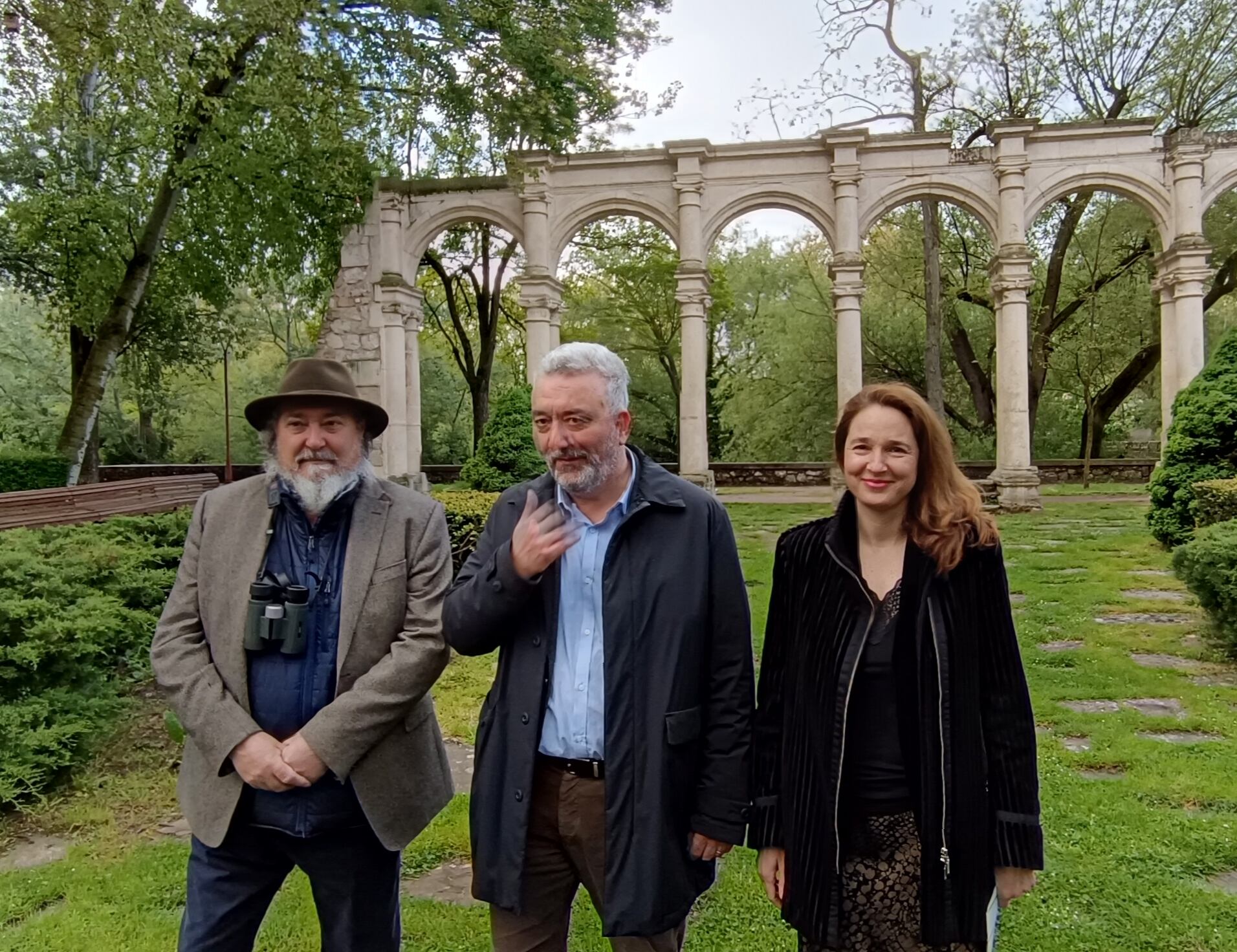 El concejal de Medio Ambiente, Carlos Niños, entre Miguel ángel Pinto y Carmen Hernando, de la Fundación Caja de Burgos