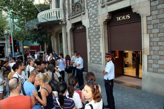 Desenes de turistes curiosos s'han apropat atrets per la presència dels mitjans i la policia