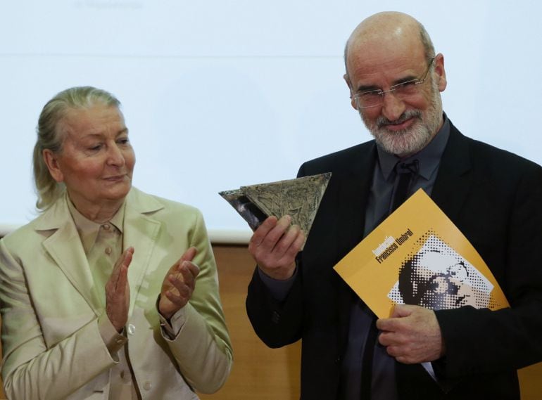 El escritor Fernando Aramburu junto a María España Suárez, viuda y presidenta de la Fundación Francisco Umbral, durante el acto en el que ha recibido el premio Francisco Umbral al Libro del año 2016 por su novela &#039;Patria&#039;