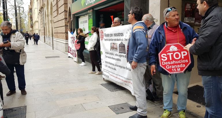 Concentración de Stop Desahucios en la Gran Vía de Granada ante la sucursal de Unicaja