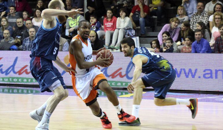 El base del Montakit Fuenlabrada, Jonathan Tabu (C), penetra a canasta ante la defensa de los jugadores del MoraBanc Andorra, Thomas Schreiner (i) y Vojdan Stojanovski (d), durante el partido de la vigésimo quinta jornada de la Liga ACB que se jugó en el 