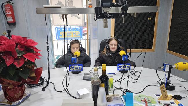 Alumno y alumna del CEIP 'General Fresneda durante la grabación