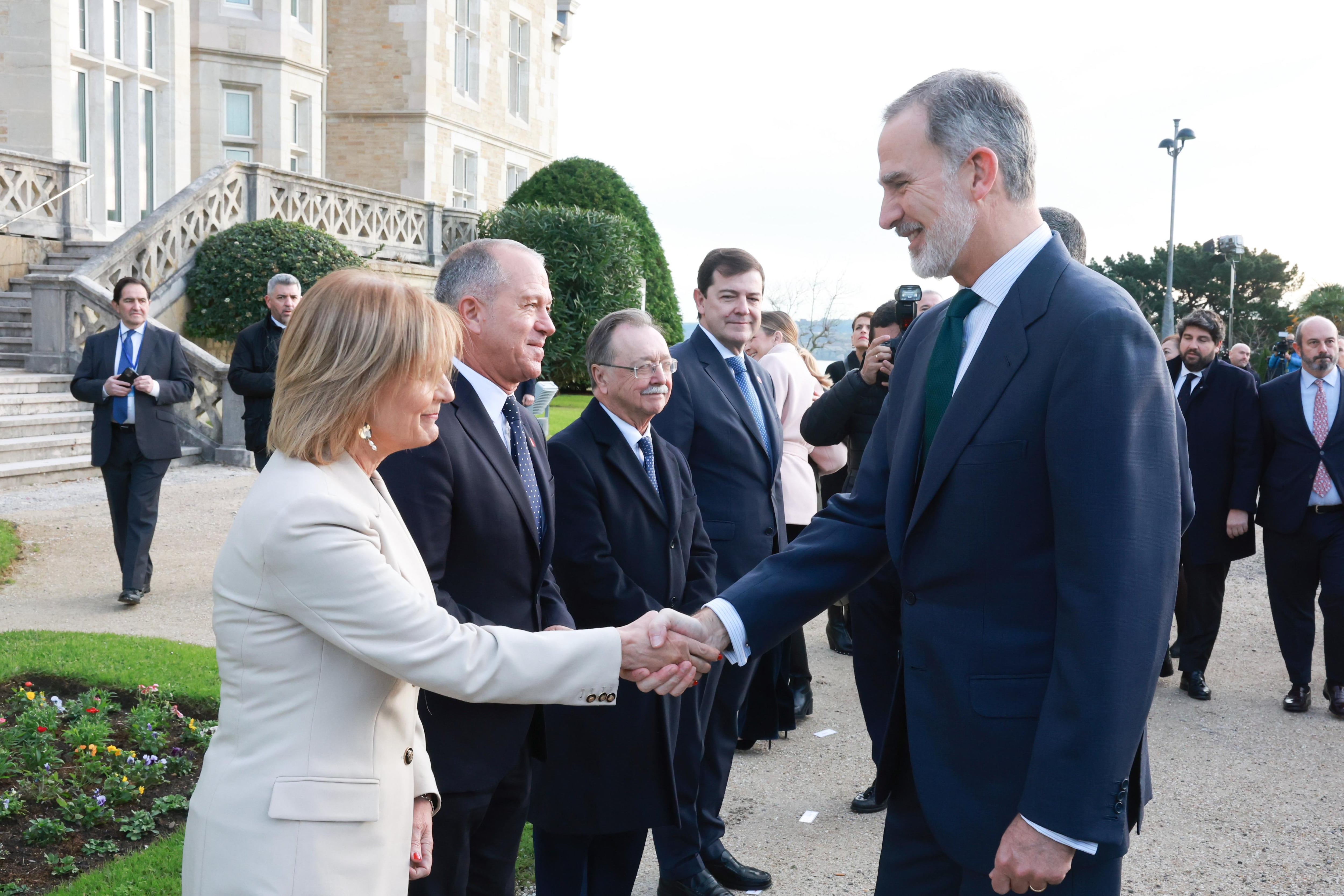 García-Pelayo saluda al Rey Felipe VI a su llegada a la Conferencia.