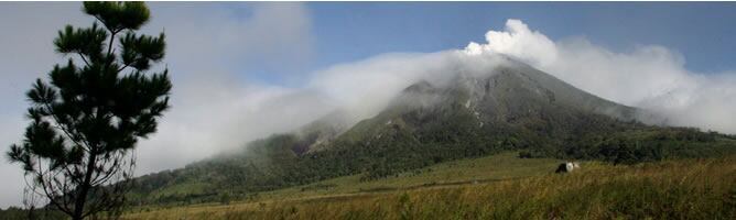El volcán Sinabung vuelve a entrar en erupción, en el norte de la isla de Sumatra