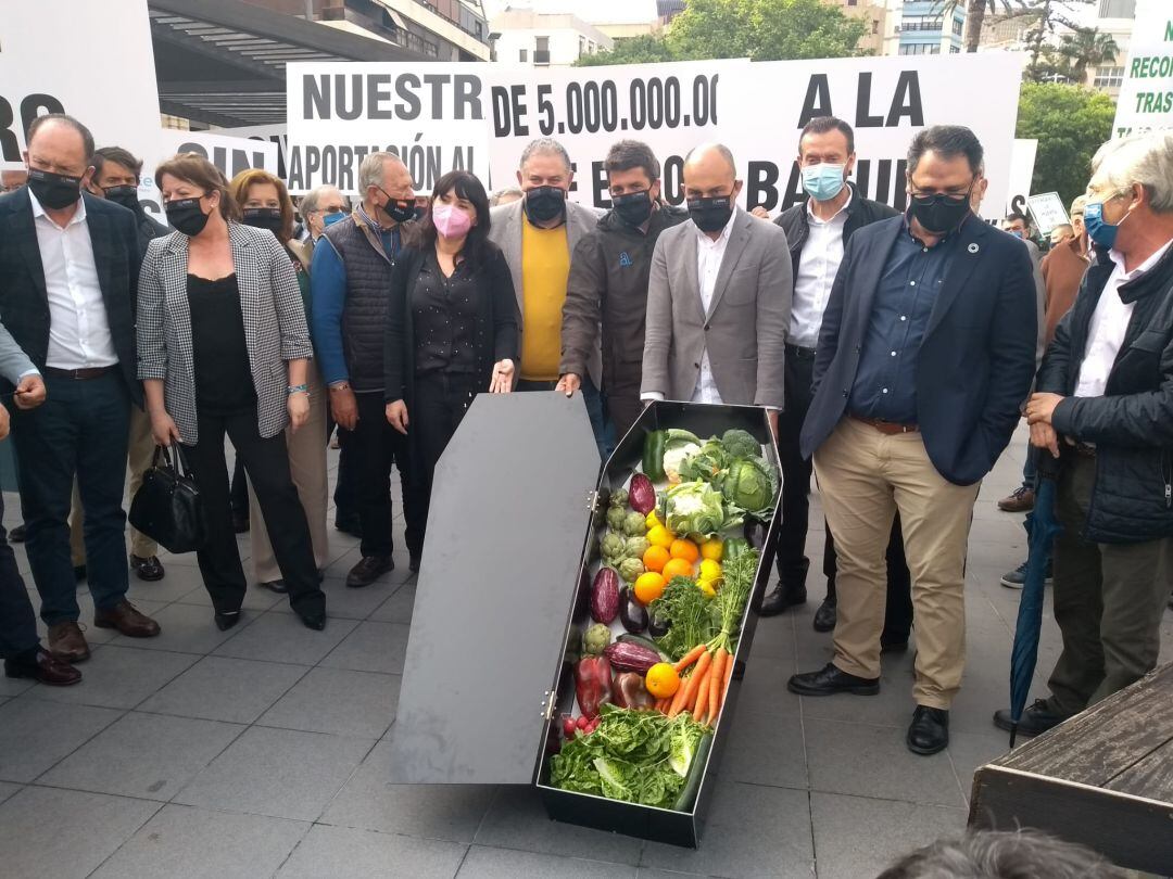 Alcaldes, agricultores, regantes y el presidente de la Diputación, se han concentrado en la Plaza de la Montañeta en la protesta &#039;¡No al recorte del trasvase Tajo-Segura!&#039; organizada por Asaja, SCRATS y Círculo del Agua.