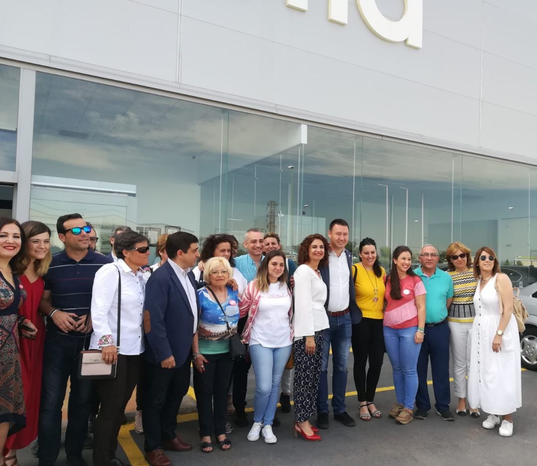 María Jesús Montero, junto con la candidatura y militantes socialistas, visita Gourmet Cazorla.