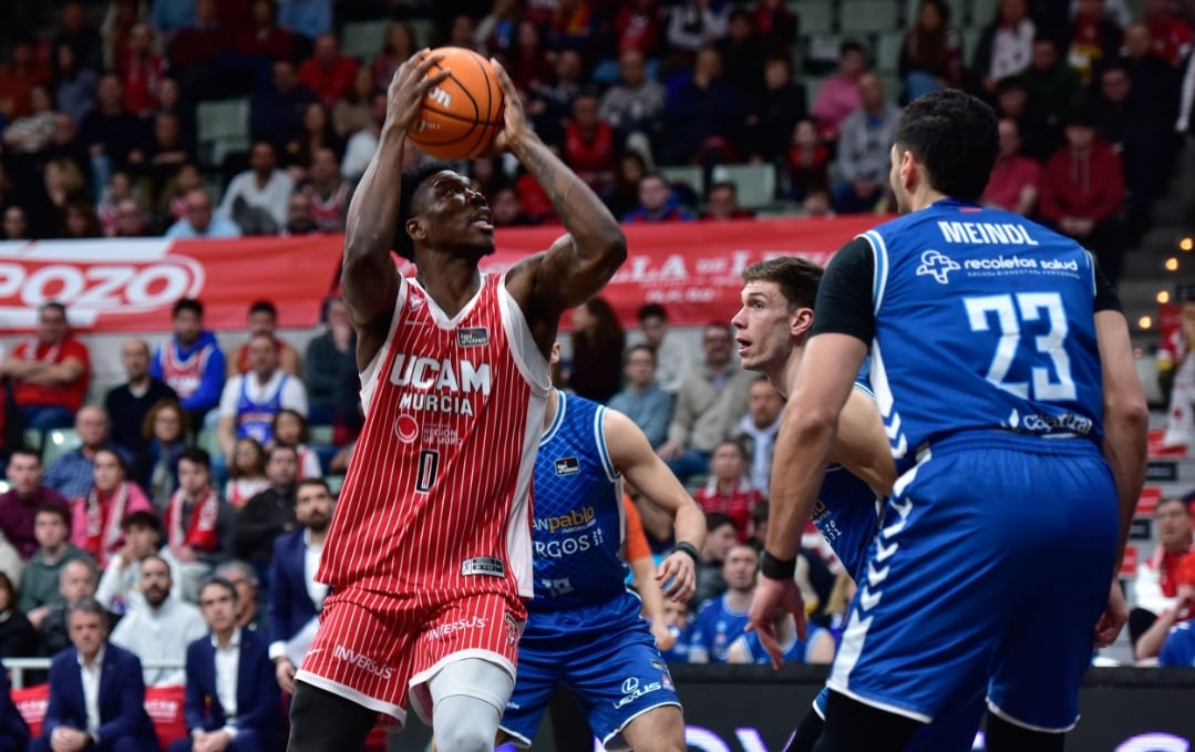 Cacok se dispone a lanzar a canasta