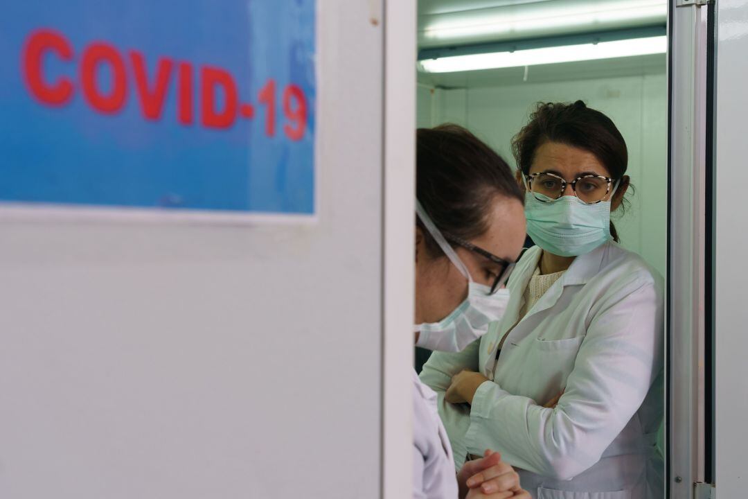 Dos trabajadoras sanotarias en el hospital de Burgos.